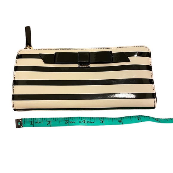 Kate Spade NWOT ivory/ black stripe wallet with patent bow - Picture 2 of 8